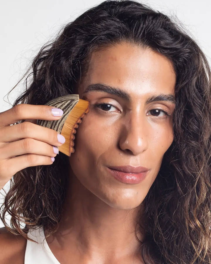 Mujer haciendo el masaje con el cepillo