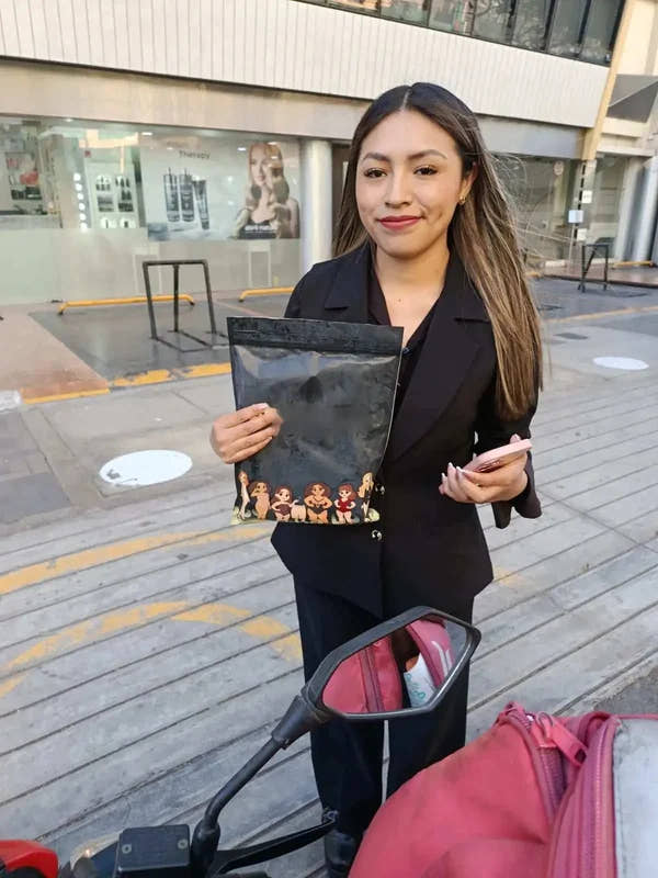 Clienta con su pedido