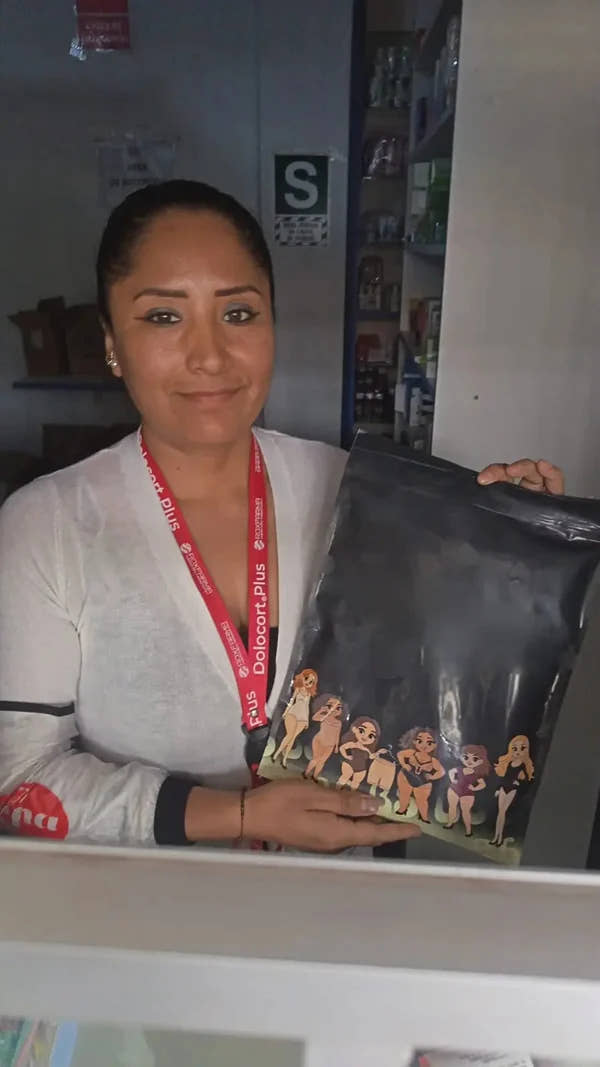 Clienta con su pedido