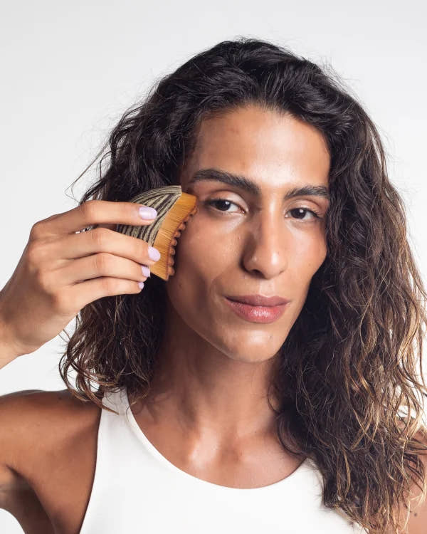 Mujer usando el cepillo