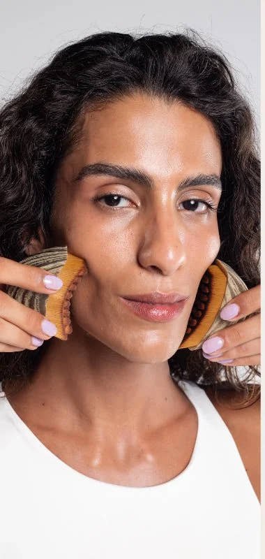 Mujer con un cepillo en cada mejilla