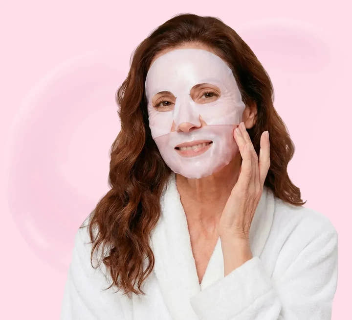 Mujer con la mascarilla de colágeno puesta