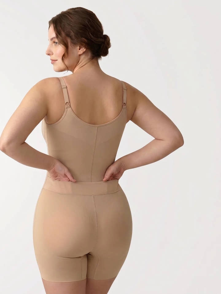 Body beige visto de espalda