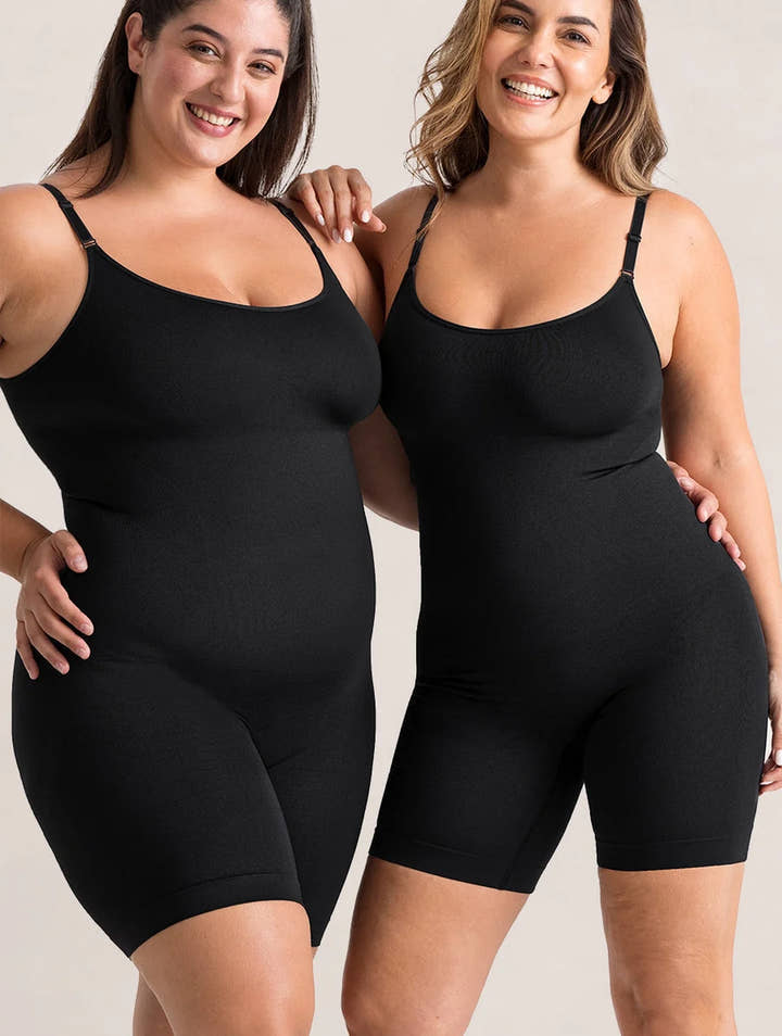 Dos mujeres con el body negro